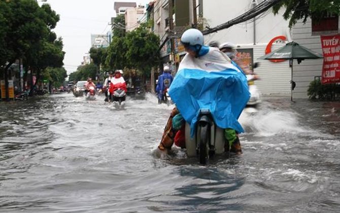 Mưa như trút, phố Sài Gòn lại thành 'sông'