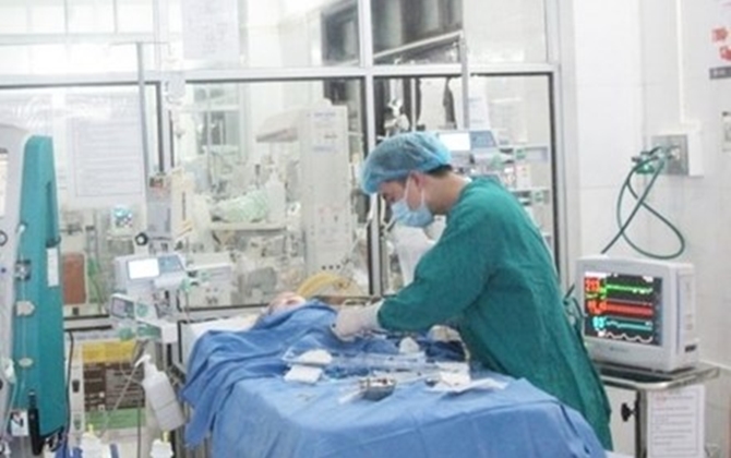 Bé trai 3 tuổi tử vong nghi do chó, mèo trong nhà cắn