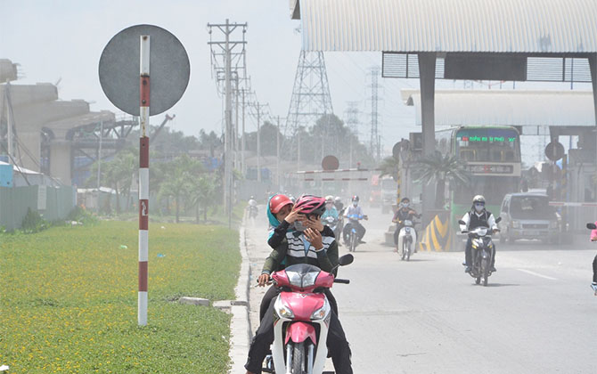 2 hành động sai lầm khi có bụi bay vào mắt, càng làm có thể khiến giác mạc tổn thương trầm trọng