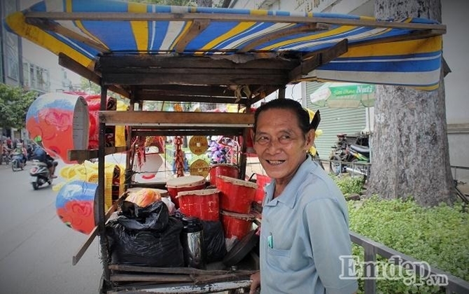 Tiếng kẻng giữa trưa hè của người đàn ông gần 40 năm đẩy xe bán lân khắp Sài Gòn