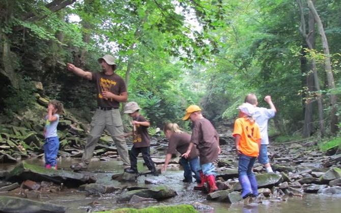 Nhà giàu chi trăm triệu cho con về quê học giặt giũ, quét nhà dịp hè