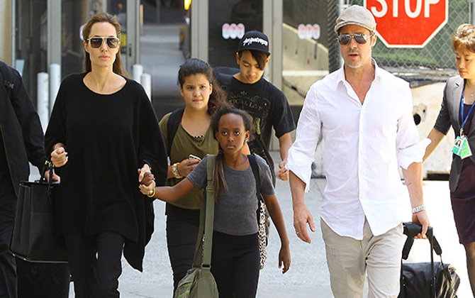 Brad Pitt cầu xin Angelina Jolie đưa các con đến đoàn tụ với anh ở London