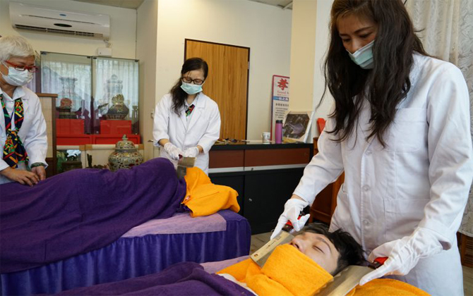 Nở rộ dịch vụ massage bằng dao khiến nhiều người 'vừa thích vừa sợ'