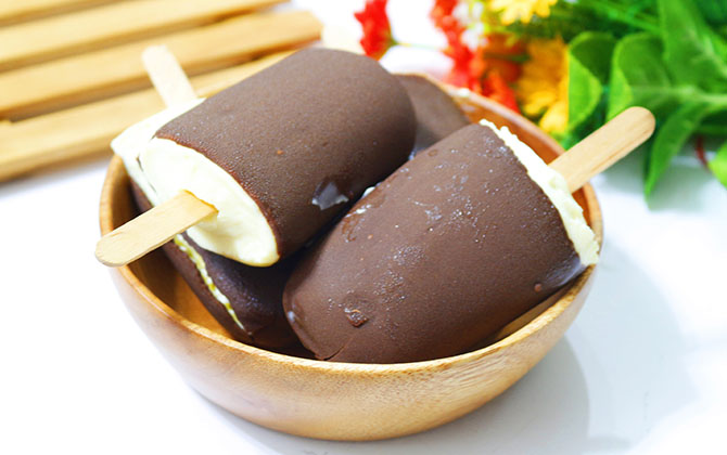 Muốn làm kem que phủ chocolate tại nhà khó gì, chỉ cần nắm vững công thức đơn giản này thôi!