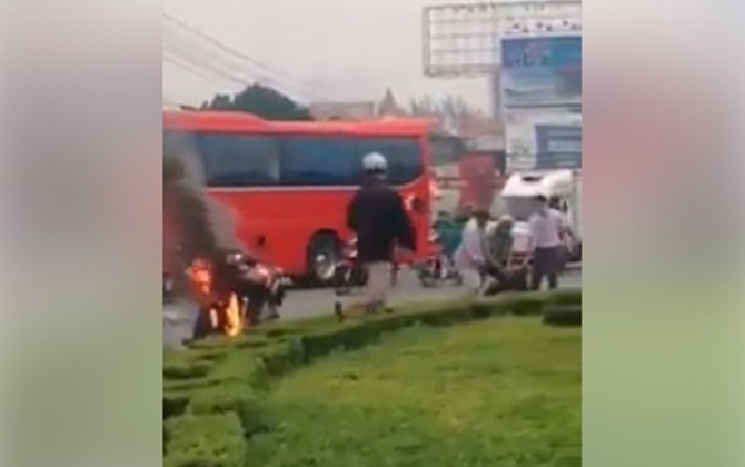 Kinh hãi nam thanh niên đốt xe tự tử ngay giữa ngã 3 Tam Hiệp