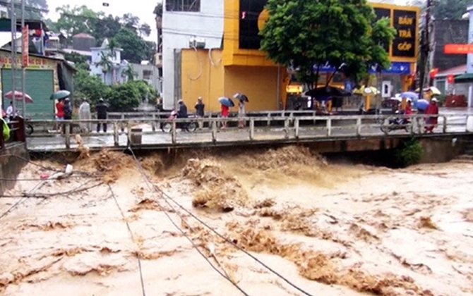 Hà Giang: Lũ ống cuồn cuộn như thác đổ tràn xuống đường