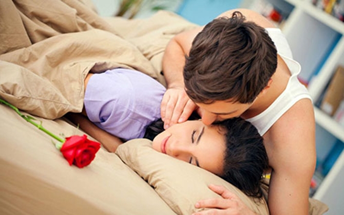 Nhà các mẹ, có ông chồng lúc nào cũng lẽo đẽo thích ngủ cùng vợ đáng yêu thế này?