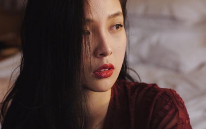 Phụ nữ xinh đẹp cũng giống như một bông hoa đẹp, còn phụ nữ thông minh lại là bông hoa tự tỏa hương