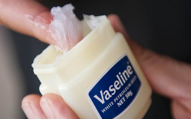 Vaseline không chỉ dùng để dưỡng da mà còn rất hữu dụng trong các việc ít ai ngờ