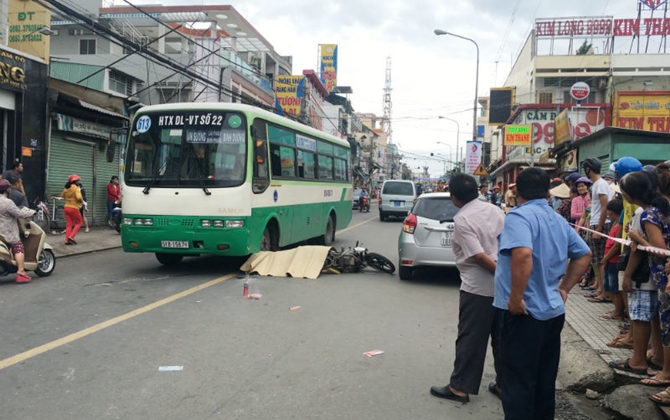 Vụ mở cửa xe, cô gái tử vong: Ngã quỵ khi người yêu nằm dưới gầm xe buýt