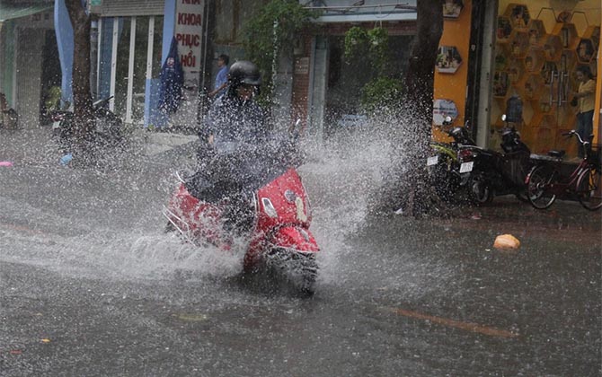 Mùa mưa bì bõm lội nước ngập, nhiều người mắc căn bệnh có thể mưng mủ rất đáng sợ