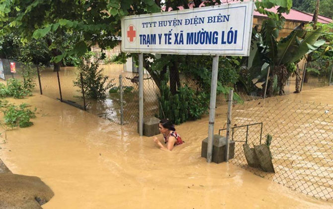 Lũ ống đổ về, nước ngập gần lút đầu người ở Điện Biên