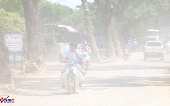 Hà Nội: Con đường bão bụi, bịt 2 khẩu trang không ăn thua