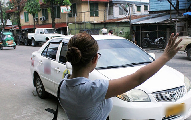 Bức xúc tài xế taxi Mỹ Đình hằn học nhổ nước bọt vào mặt khách hàng, chửi khách là đồ giẻ rách