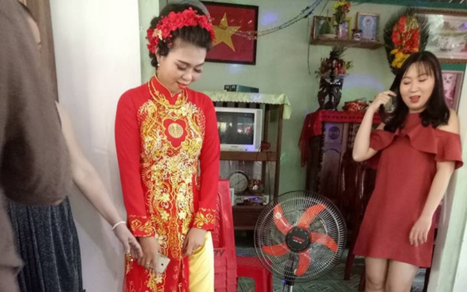 Xúc động hình ảnh chú chó quấn chân, không muốn rời xa trong ngày cô chủ đi lấy chồng