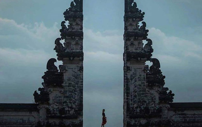 Ghé thăm ngôi đền thiêng tới 'cổng trời' tách đôi tuyệt đẹp ở Bali