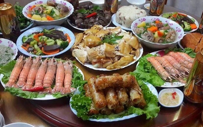 Mâm cỗ cúng 'cô hồn' 5 triệu, chị em công sở xuống tiền ngay