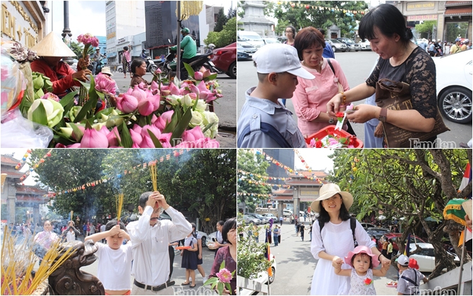 Người Sài Gòn tay mang hoa sen, nhang, nến thành tâm đi chùa ngày Vu Lan cầu bình an cho gia đình