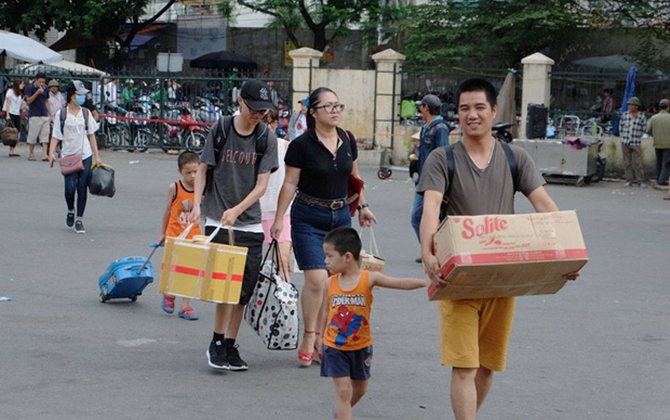 Kết thúc kỳ nghỉ lễ, người dân lỉnh kỉnh đồ đạc, mang theo trẻ nhỏ ùn ùn trở lại Hà Nội và Sài Gòn