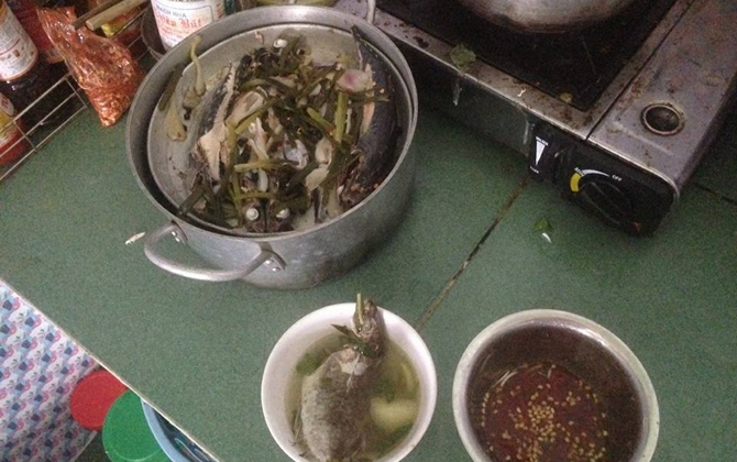 Cô gái nấu canh cá nguyên con, trắng ởn khiến người yêu chê tơi tả, dân mạng tranh luận “ỏm tỏi”
