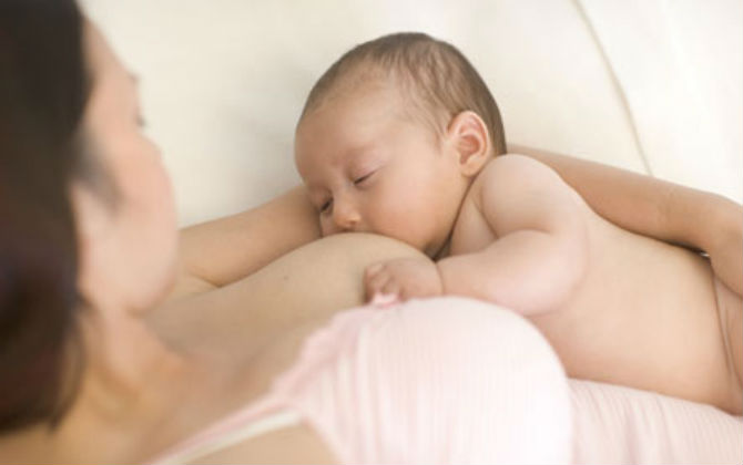 Đừng bao giờ dù chỉ 1 lần cho con bú nằm, đây là lý do rùng mình sẽ khiến mẹ tuyệt đối không dám thử
