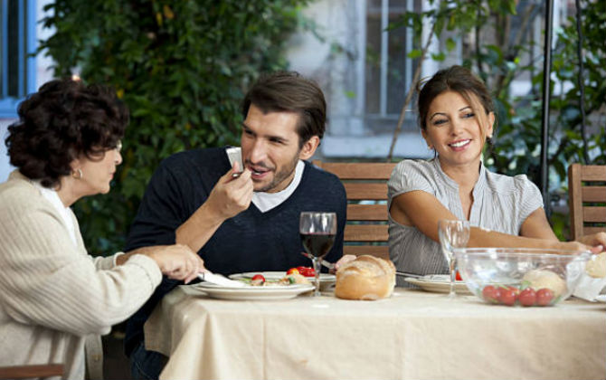 Các cô vợ đỏng đảnh nghe này, đàn ông sẽ chọn mẹ chứ không bao giờ chọn vợ đâu