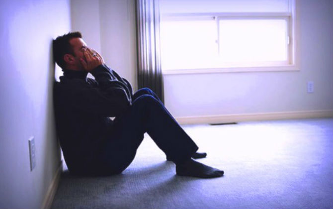 Nhìn những giọt máu rớt xuống mặt đường, anh mới hiểu nỗi đau của vợ bấy lâu