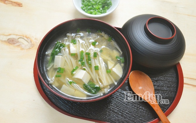 Soup Miso nấm kim châm đơn giản thanh đạm cho ngày giao mùa