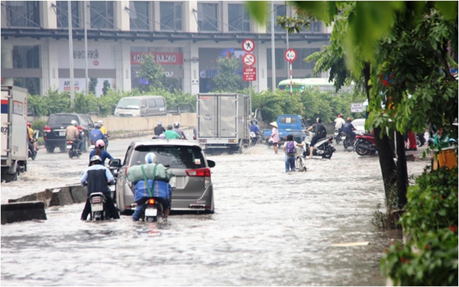 Mưa từ sáng sớm, người Sài Gòn bì bõm lội nước, chen chúc nhau đi làm