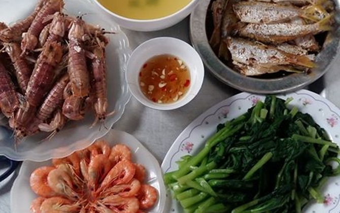 Người vợ trẻ KHOE MÂM CƠM 33 ngàn đồng đề huề cá, tôm, bề bề bị các bà nội trợ CHỬI SẤP MẶT