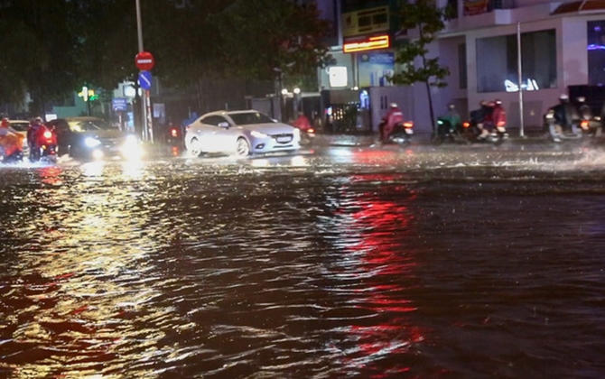 Khu biệt thự quận 7 ở Sài Gòn chìm trong biển nước mênh mông sau cơn mưa lớn kèm sấm sét