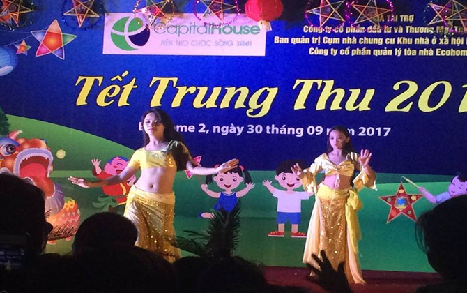 Phản cảm tổ chức Trung Thu ở chung cư: Vũ công mặc hở hang biểu diễn, phụ huynh phải che mặt, bắt con trẻ quay khỏi sân khấu