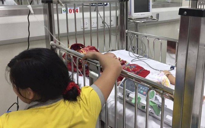 Bé trai 14 tháng tuổi nguy kịch do uống nhầm chai dầu dùng thắp đèn để góc nhà