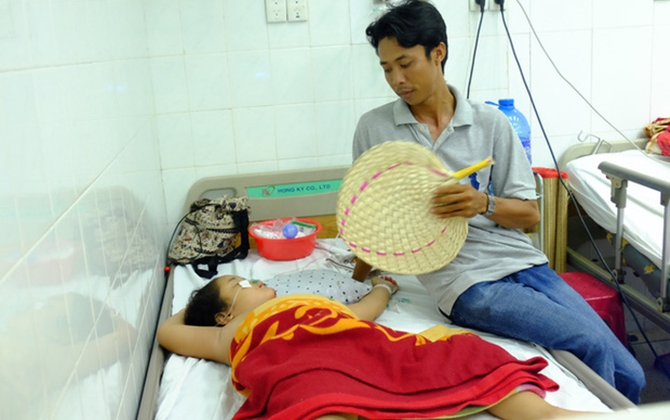 Vụ tai nạn khiến 16 người thương vong: Vợ gãy chân, con gái bị xuất huyết não, cha tất tưởi từ quê vào Sài Gòn chăm con