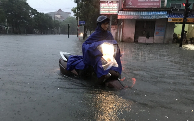 Mưa lớn suốt đêm, thành phố Vinh ngập sâu trong biển nước