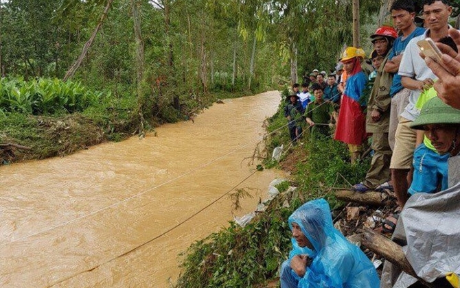 Thương tâm đưa cháu đi học sáng nay, hai dì cháu bị lũ cuốn mất tích