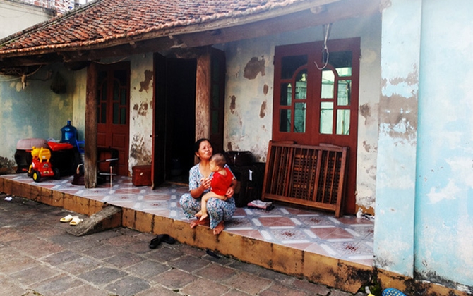 Mẹ bất ngờ bỏ con gái hơn 1 tuổi đi biền biệt, bảo mẫu trở thành mẹ nuôi cưu mang bé suốt 12 năm trời