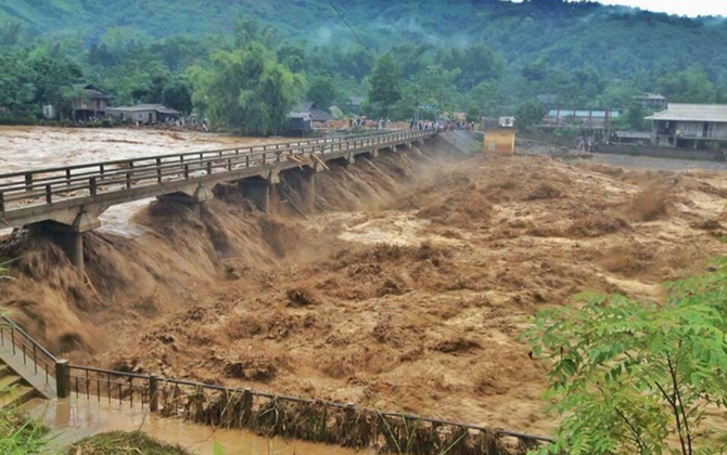 Yên Bái nước lũ về cuồn cuộn, 8 ngôi nhà bị cuốn trôi, 4 người trong một gia đình mất tích