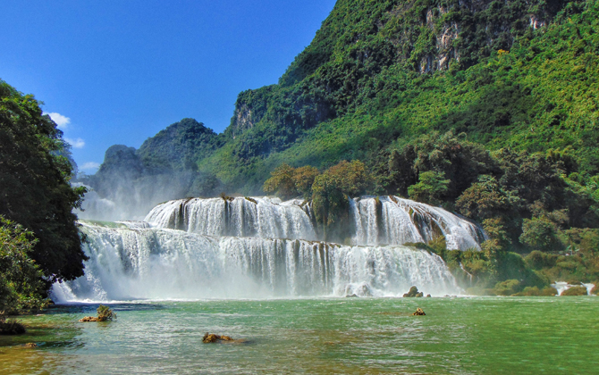 Thu sang, rộn ràng rủ nhau lên ngắm thác Bản Giốc tuyệt đẹp