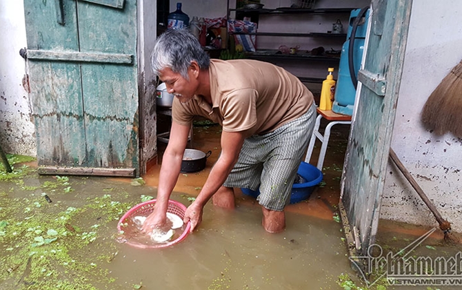 7 ngày sau sự cố vỡ đê Chương Mỹ: Người Hà Nội rửa bát, tắm giặt bằng nước lũ