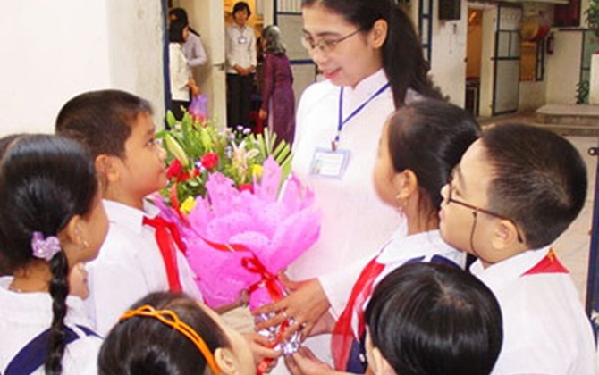 BI HÀI KHÓ ĐỠ của phụ huynh “đi cô” ngày 20/10: "Đừng cho cô phụ xem phong bì", 1 cặp dầu gội chia 3 cô...