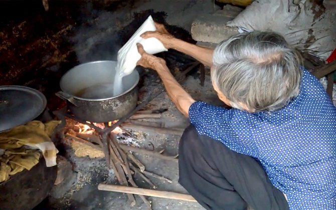 Bà lão chia sẻ kinh nghiệm 30 năm làm mật ong giả “bán đắt người ta mới tin”