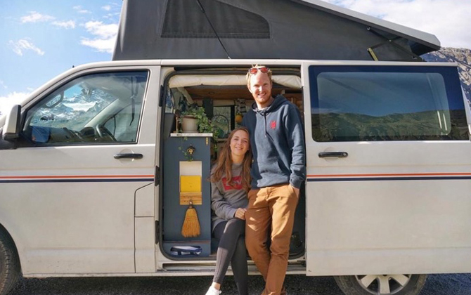 Cặp đôi biến ô tô thành 'nhà di động' để vi vu khắp châu Âu