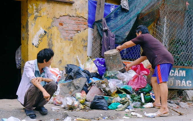 Rơi nước mắt cảnh người đàn ông tâm thần sống cô độc ở Hà Nội, bị người dân xa lánh và ném rác trước nhà