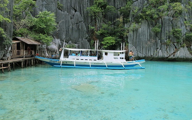 Độc đáo tắm biển không sóng trên đảo Coron ở Philippines