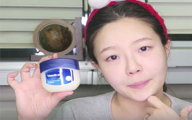 Chỉ cần dùng vaseline và tăm bông, mụn đầu đen nhiều cỡ mấy cũng tự bật ra, không thâm, không sưng