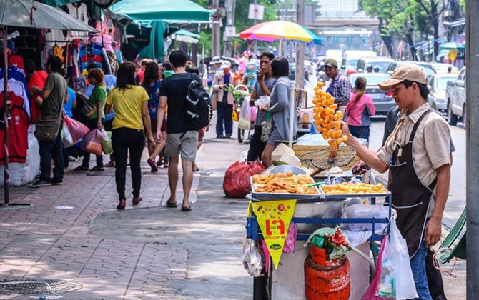 Bí quyết tránh ngộ độc thực phẩm khi đi du lịch nước ngoài