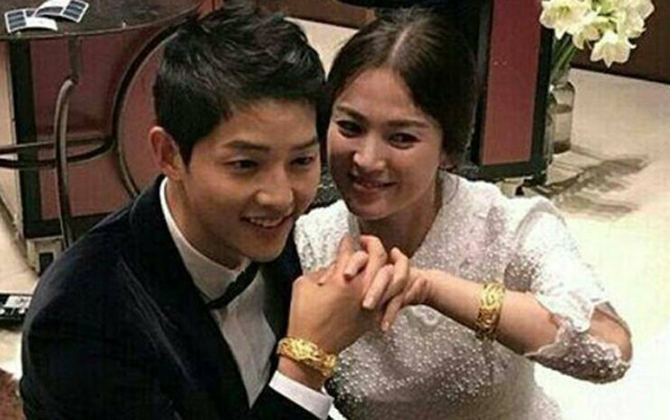 Fan thích thú với hình ảnh vợ chồng Song - Song "vàng đeo đầy tay"