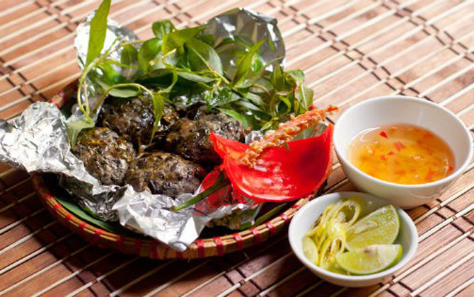 Trời lạnh mà được thưởng thức món chả ốc bọc lá lốt thơm giòn sần sật thì còn gì sướng hơn?
