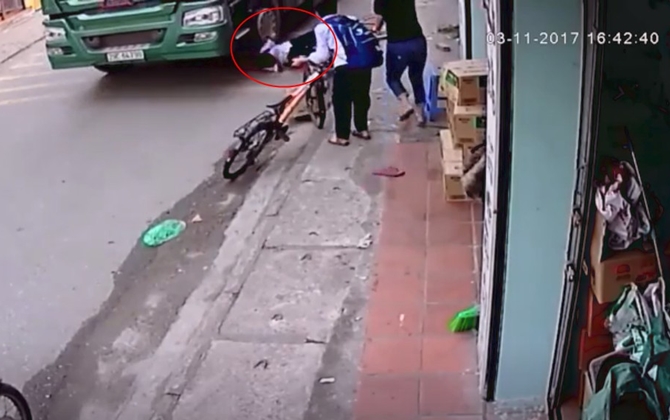 Clip thót tim: Đạp xe lên vỉa hè để tránh container đi ngược chiều, bé trai suýt bị cuốn vào gầm "hung thần xa lộ"